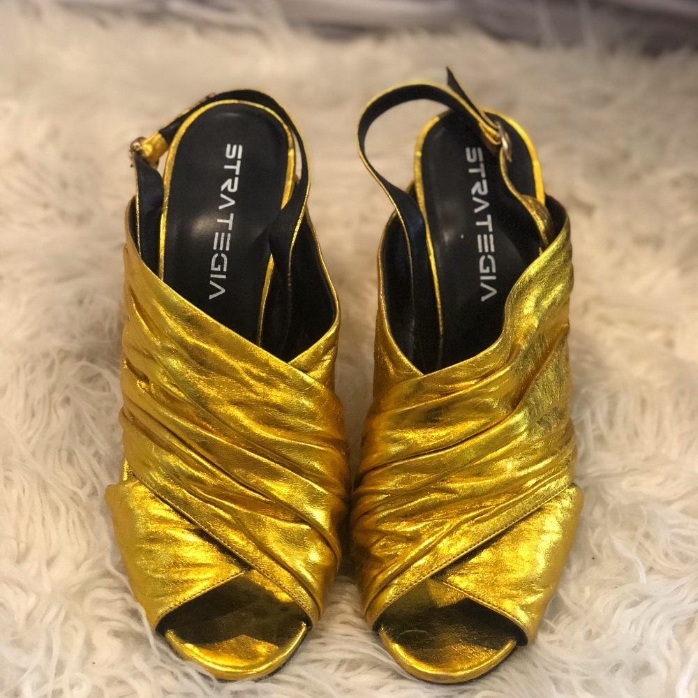 Strategia Gold Heels